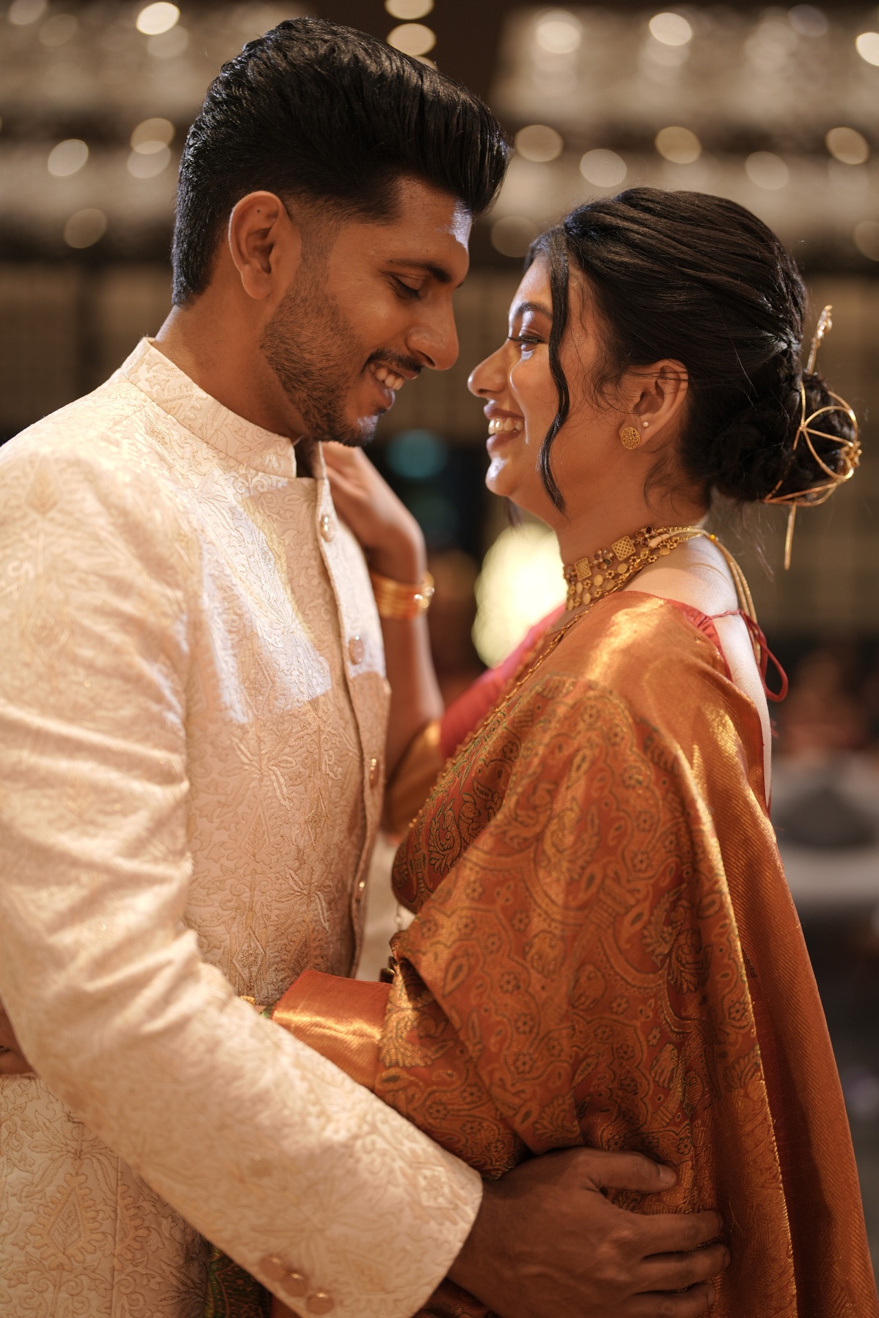 Bride in manthrakodi saree with groom in ivory Jodhpuri at the reception